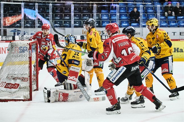 Toni Kallela gjorde alla mål i matchen mot Lukko. Här petar han in kvitteringen i den andra perioden.