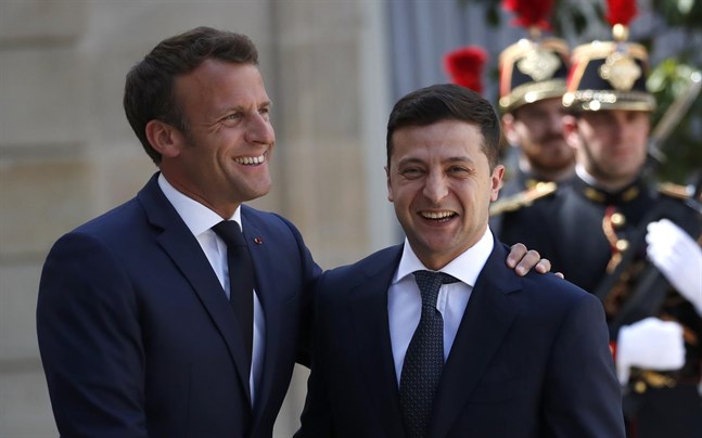 Frankrikes president Emmanuel Macron och hans ukrainske motsvarighet Volodymyr Zelenskyj vid ett möte i Paris i somras.