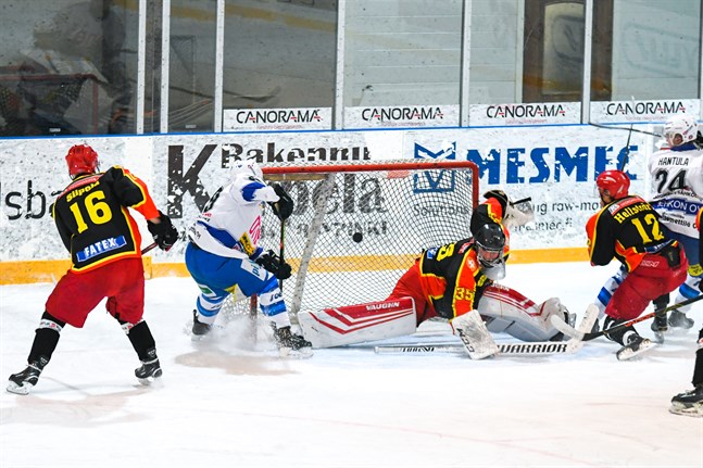 Teemu Vähätiitto hade en svettig kväll med 43 räddningar och sex insläppta.