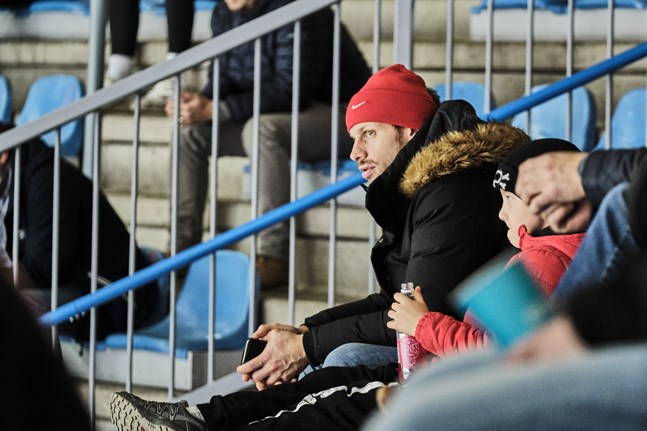 Filip Riska satt på läktaren under förra veckans hemmamatcher. Nu bekräftar Sports tränare att Riska är nära en comeback på isen.
