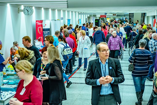 Det var hundratals människor som ville vara med då 50-åriga Möcs hade öppna dörrar.