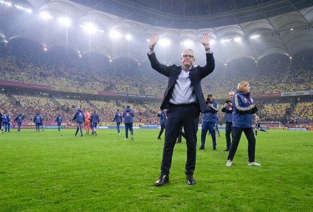 Janne Andersson firade EM-platsen med de svenska supportrarna på plats i Bukarest.