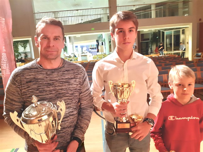 Niklas Vidjeskog tillsammans med sönerna Isak och Ivar.