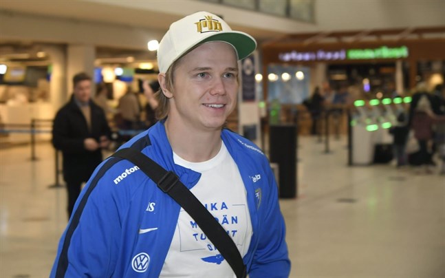 Petteri Forsell var den första landslagsspelaren som dök upp på Helsingfors-Vanda flygplats inför avresan till Grekland.