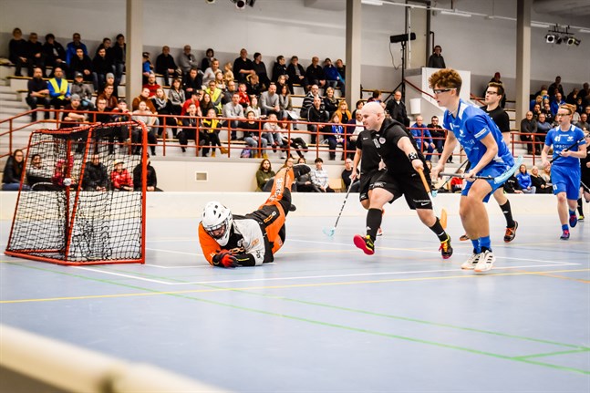 Elliot Wingren slog till med ett hat trick hemma mot FBC Remix. Här gör han 10–4 framspelad av Filip Svanbäck som plockade sin första division två poäng i karriären.