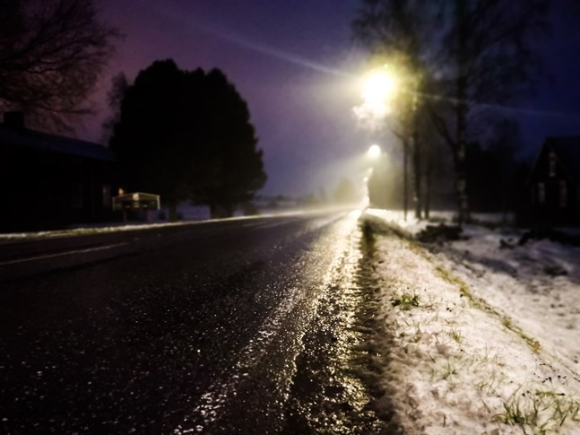 Föret har varit dåligt under söndagen och under kvällen riskerar vägytorna frysa. Räddningsverket uppmanar till lugn i trafiken.