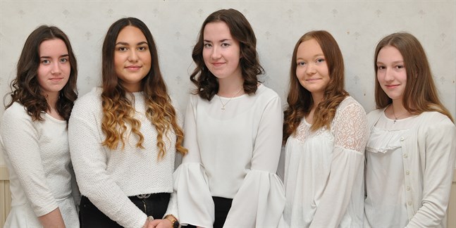 Kandidaterna för Terjärv Lucia 2019 är från vänster, Amanda Widjeskog, Alisa Ilkova, Natalie Widjeskog, Fanny Saarinen och Janina Granvik.
