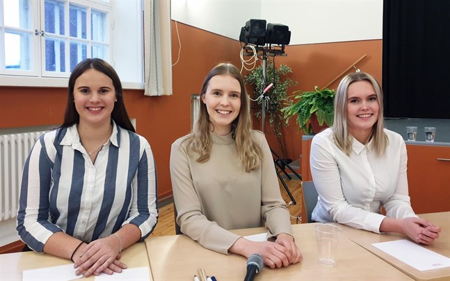 Kristinestads gymnasium vann. På bilden från vänster Emilia Söderlund, Sofia Finnström och Frida Rosenback.