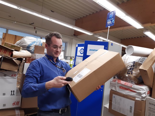 Petter Bonde som är köpman på K-market Treffis har märkt en viss ökning i pakethanteringen på grund av poststrejken.