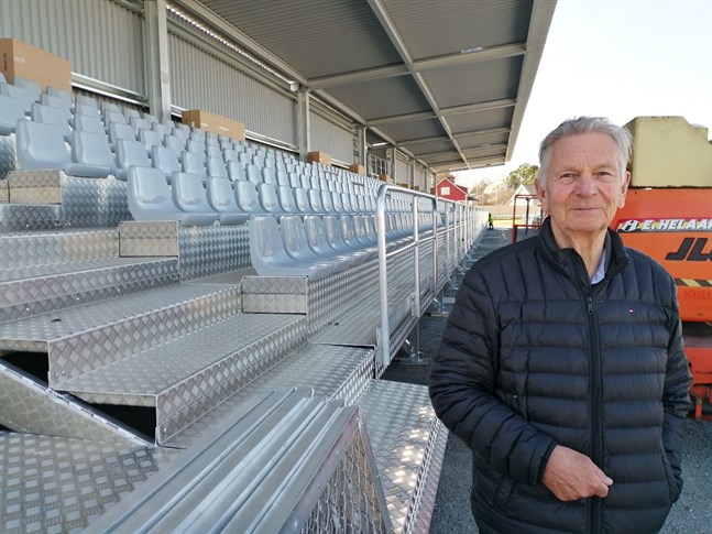 Bjarne Kallis, som leder arbetsgruppen bakom hybridarenan, säger att konstgräs på Centralplan inte påverkar arenaprojektet.