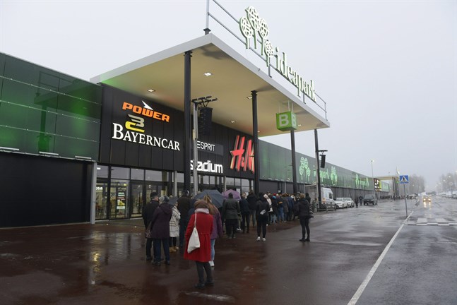 Nyöppnade Ideapark i Seinäjoki evakuerades efter att en eldsvåda uppstått i en av köpcentrets restauranger.