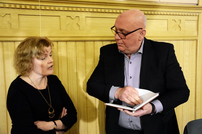 Ordförande Kari Häggblom (SDP) fattade beslut om att låta fullmäktige rösta om huruvida Lars Piira är jävig efter att ha konsulterat stadsdirektör Minna Nikander.