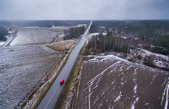 Söder om Maxmoavtaget rustas vägen upp med de elva miljoner som beviljats. Hela vägen mellan Vassor och Klemetsgårdarna ingår inte i vägplanen.