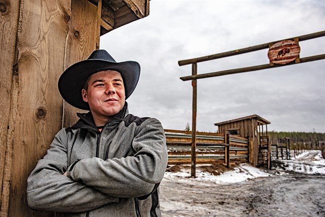 Som företagare sysslar Leander Forsblom också med att bygga inhägnader, så det föll sig naturligt att han byggde bisonoxarnas hage. Ett stadigt två meter högt staket krävs för att hålla djuren i schack.