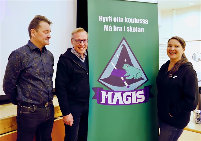 Harry Rautala, rektor vid Savilahden koulu, professor Raimo Lappalainen och direktör Anne Salovaara-Kero.