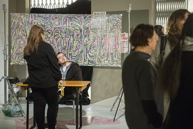 Valter Kuni under öppningen av utställningen "Makt - visuella gestaltningar".