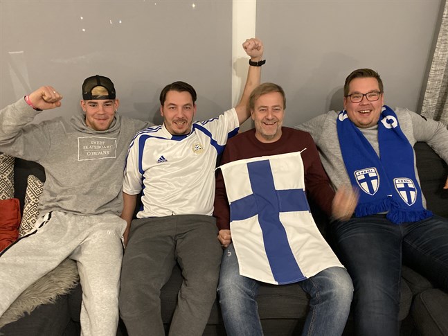 Fotbollsfansen Elias Rantala, till vänster, Richard Lähteenmäki, Jari Rantala och Hans-Henrik Nordström har som mål att se Finlands matcher i EM-slutspelet i sommar.