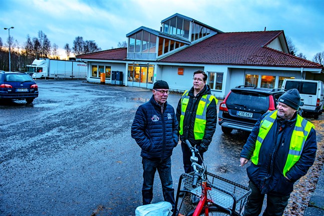Huvudförtroendeman i Jakobstad, Esa Forsbacka med strejkvakterna Tapio Yliaho och Timo Palevaara.