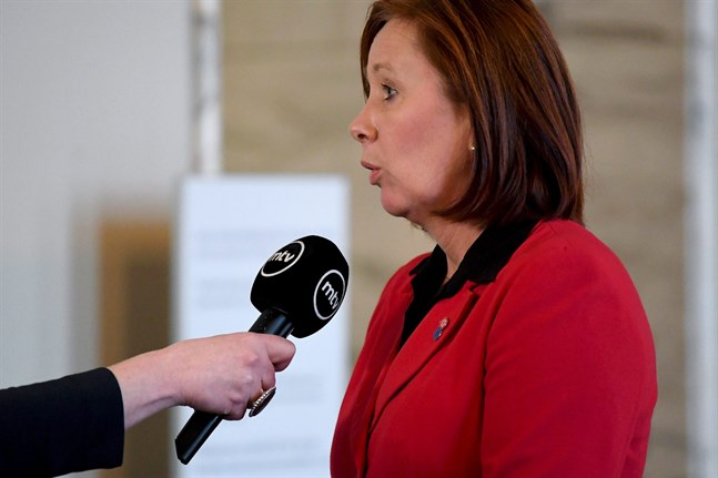 Kommun- och ägarstyrningsminister Sirpa Paatero (SDP) förnekar att hon har gett sitt godkännande till Postens kollektivavtalsbyte.