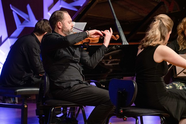 "Ett äkta Rusk- koncept innebär att tidsepokerna blandas fritt men ändå genomtänkt utifrån ett tema", skriver recensenten Camilla Cederholm. Violinisten Fredrik Paulsson närmast i bild.
