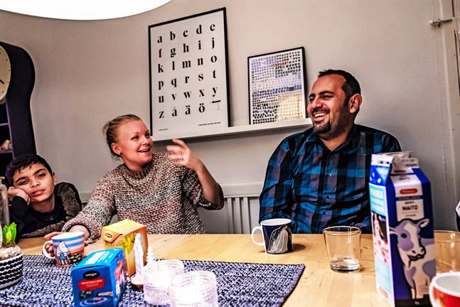 Emmi Holmberg och Muhammed Alhammadah delar ett matintresse. Därför ses de bägge familjerna ofta kring matbordet. Sonen Laith (till vänster) umgås också gärna med klasskompisen Josef Holmberg.