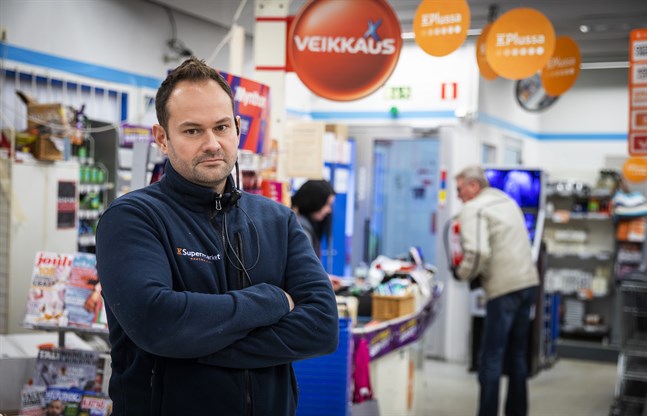 Janne Ylä-Autio bekräftar att det blev en polisutryckning till hans mataffär i Roparnäs på fredag kväll.