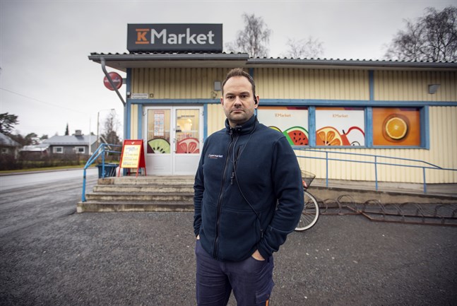 Janne Ylä-Autio är köpman för både K-Market och K-Supermarket i Roparnäs.