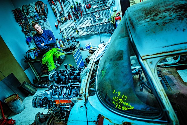 Den amerikanare som Tomas Sundqvist hade beställt kom aldrig. I garaget i Jakobstad står en Pontiac Chieftain från 1958 som han ordnade på annat sätt.