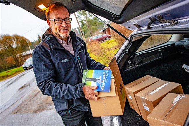 Boris Salo med rykande färska exemplar av boken "Källor till arbetsglädje".