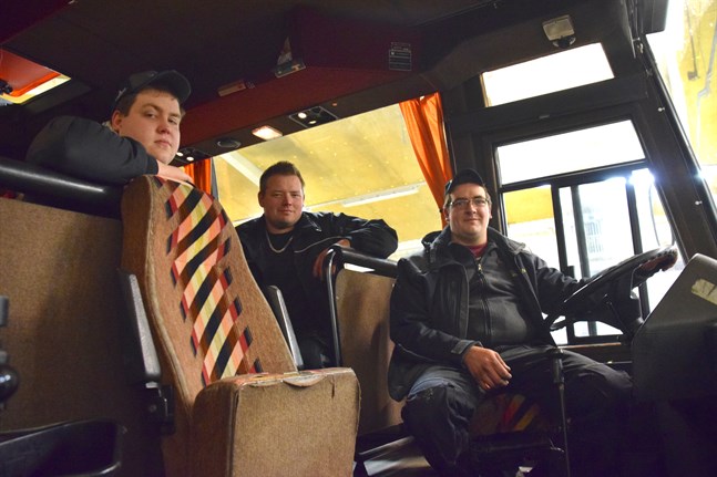 Jonas Vide, Jens Bränn och Tony Bränn prisbelönades för att de fixade dansbuss i Pörtom