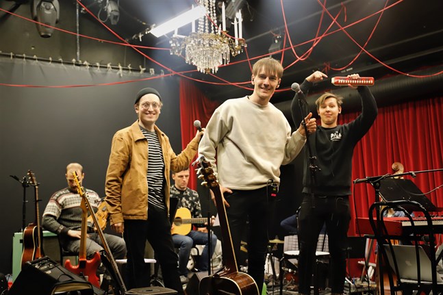 KAJ övar tillsammans med sitt band inför jubileumskonserten. Melodikan som är bekant från låten "Tango taas" är också med.