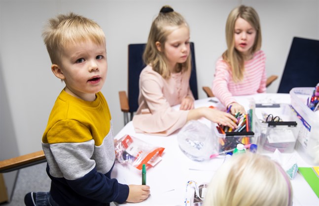 Isak Korhonen, Maya Rodas och Anni Malmsten pysslade ivrigt under barn med på jobbet-dagen.