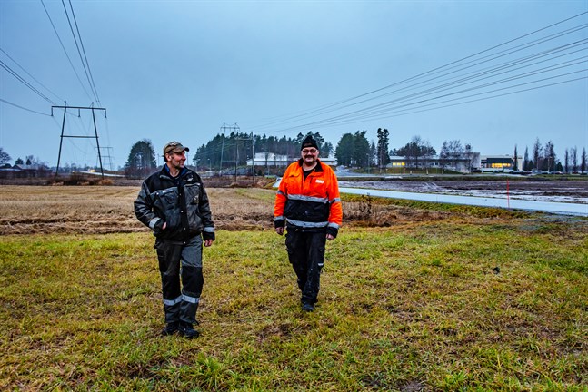 Peter Nyman och Mikael Nynäs står på Nynäs markplätt. Bakom dem ligger den så kallade Stens tomt och på andra sidan vägen är Nymans potatisåker. Här kunde det gott stå en skola, tycker de.