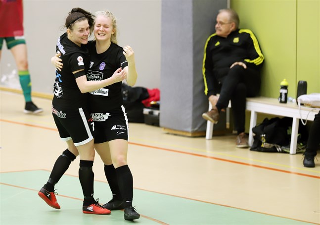 Niina Kiviniemi (till vänster) satte två baljor mot MuSa och höll drömmen om avancemang vid liv.