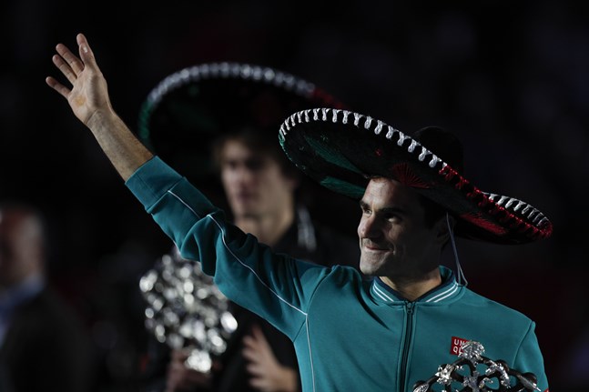 Roger Federer och Alexander Zverev (i bakgrunden) tackar den rekordstora publiken i Mexico City.