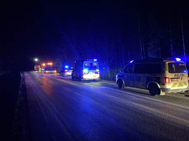 En person körde ner i diket i Pedersöre på söndagskvällen.