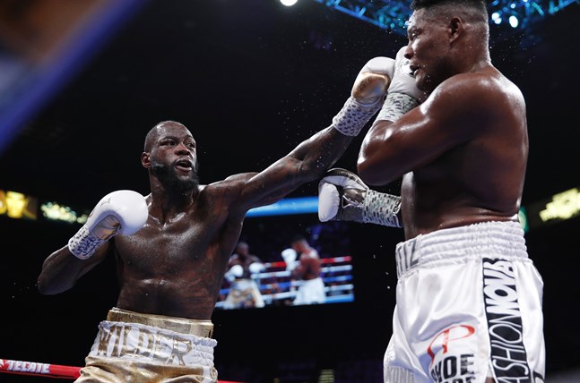 Deontay Wilder, till vänster, försvarade sin mästartitel.