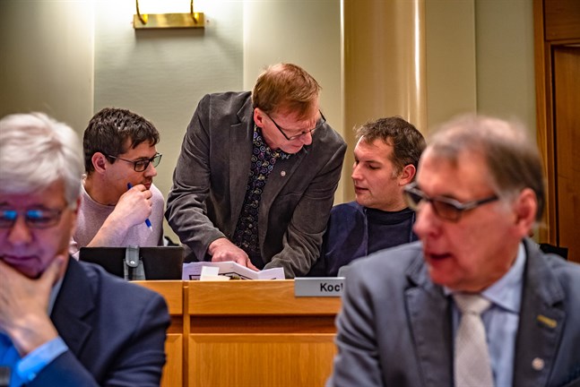 Carl-Johan Källman (SDP), Christian Dahlin (SFP) och Viktor Kock (SDP) önskade alla att specialbibliotekarietjänsten skulle bli heltid. Ett förslag som röstades ner i fullmäktige, i år igen. I förgrunden SFP:arna Håkan Storbacka och Tore Stenmark.