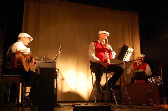 Så här såg det ut när Kenth Granbacka, Kaj Backman och Bengt Björk fungerade som trio i "Musikaj" för tio år sedan.