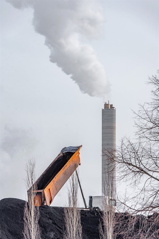 Nätverket Hinku är grundat av finländska kommuner med ambitioner inom klimatpolitiken. Utsläppen ska ner – men kommunerna vid den österbottniska kusten är inte med. – På bilden Alholmens Krafts stenkolslager i Jakobstad.