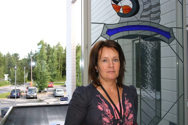 Minna Lönnbäck, chef för familjeservice och barnskydd inom Soite, säger att det datasystem som man använder för rapporteringen om barnskyddet är invecklat och ger fel statistik.