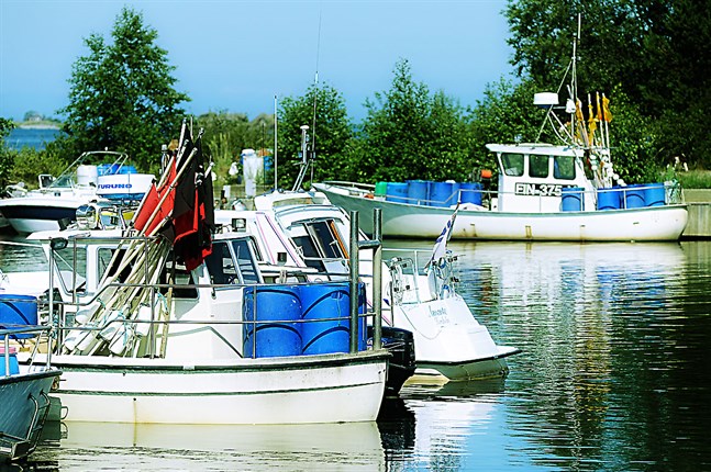 Brännskata fiskehamn i Vexala är inte bara en fiskeidyll. Enligt höstens miljösyn är området kring hamnen nerskräpat av allsköns bråte och gamla fiskeredskap.