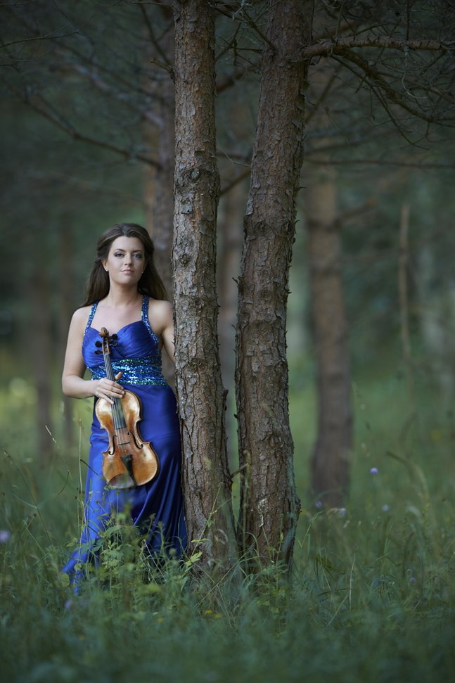 Anna-Liisa Bezrodny spelar på Finska Kulturfondens Hieronymus II Amati ”ex Faltin”-violin från år 1678.