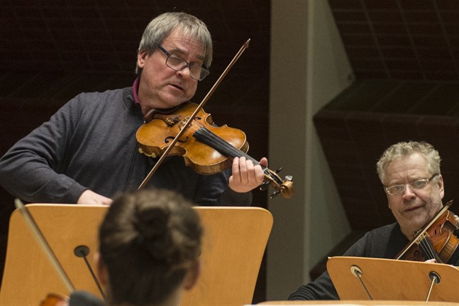 John Storgårds är en framgångsrik dirigent, men har aldrig slutat hålla sig i form som violinist. Nu gästar han Karleby för att leda och spela med MÖK. Till höger i bild syns Reijo Tunkkari.