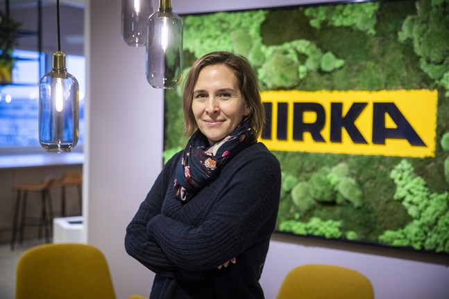 Hanna Alavillamo jobbar för det mesta på huvudkontoret i Jeppo. Ibland är hon på kontoret i Vasa.