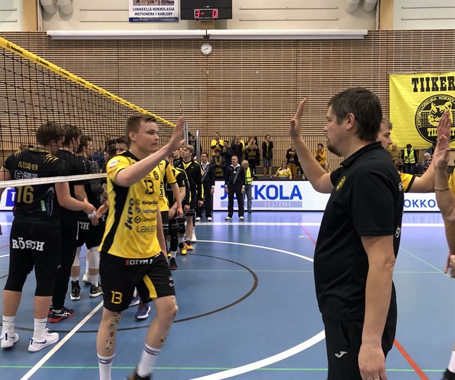 Tränaren Mikko Keskisipilä (t.h.) tackar sina spelare efter en 3-0-hemmaseger. Nummer 13 är Jiri Hänninen.