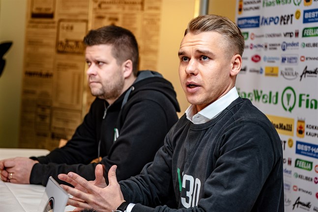 KPV:s senaste nyförvärv Aleksi Pahkasalo tillsammans med assisterande tränaren Niko Kalliokoski.