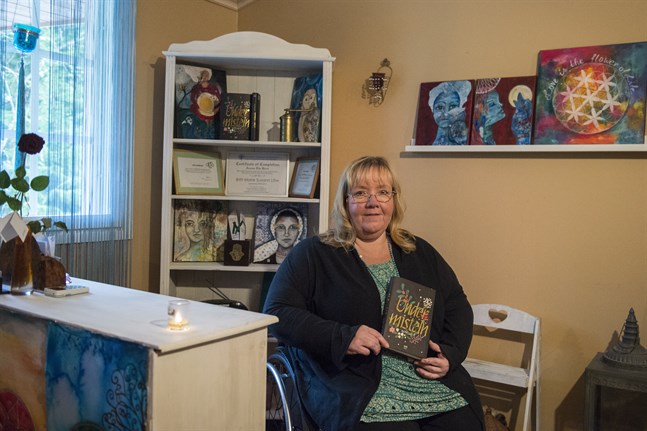 Britt-Marie Löws första novell finns med i novellsamlingen "Under misteln", som har getts ut på Ordberoende förlag i Sverige.