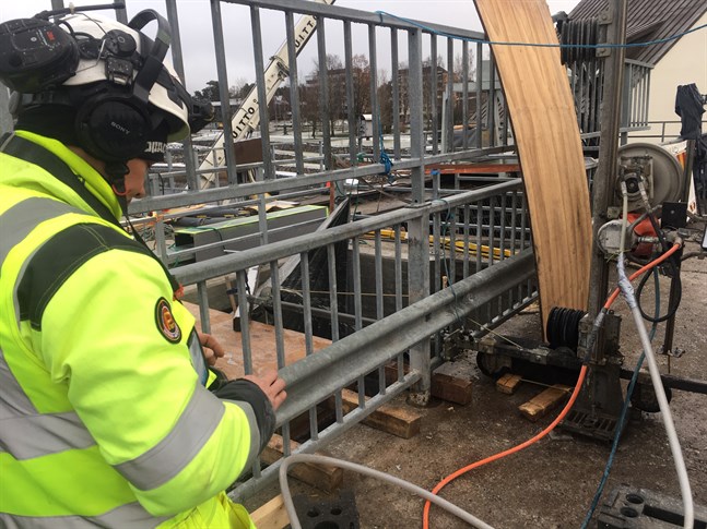 En jobbare manövrerar sågen med en smalt rep av diamanter som bit för bit skär sönder betongväggen i den övre öppningen, som beräknas vara klar nästa vecka.
