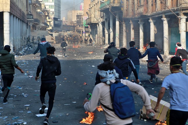 Oroligheterna i Irak fortsätter. Här gatuprotester mot regeringen i huvudstaden Bagdad på tisdagen.